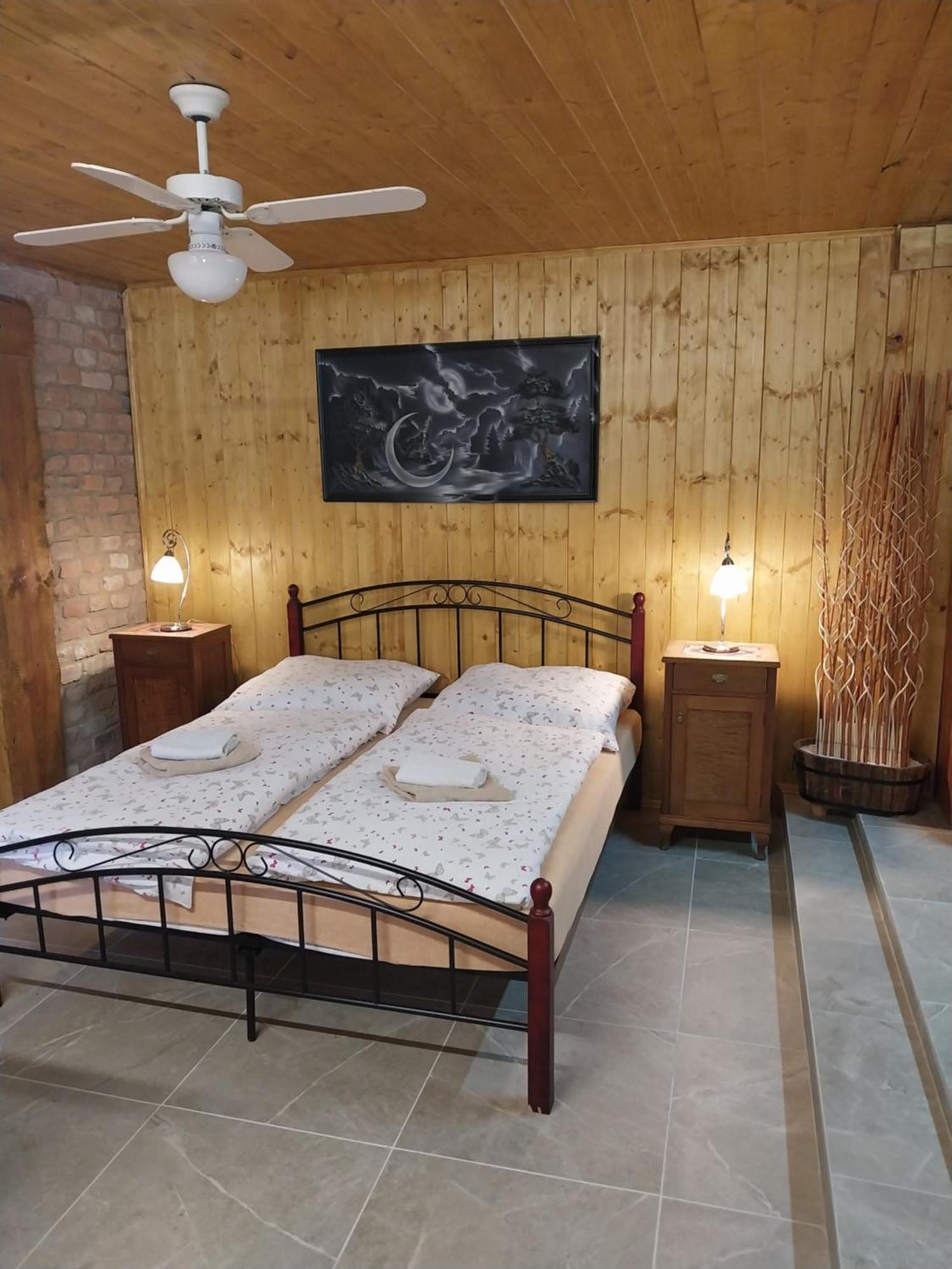 Penzion U Smidu Namesti Jaroslavice  Ngoại thất bức ảnh